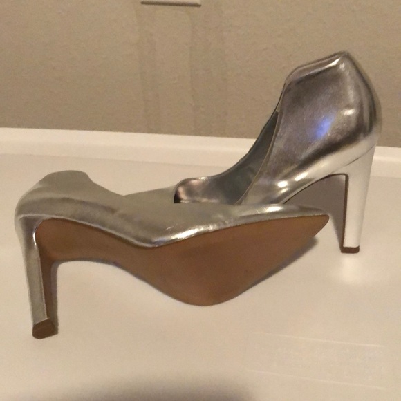 Silver shoes. Worn once. Good condition. - Picture 1 of 2